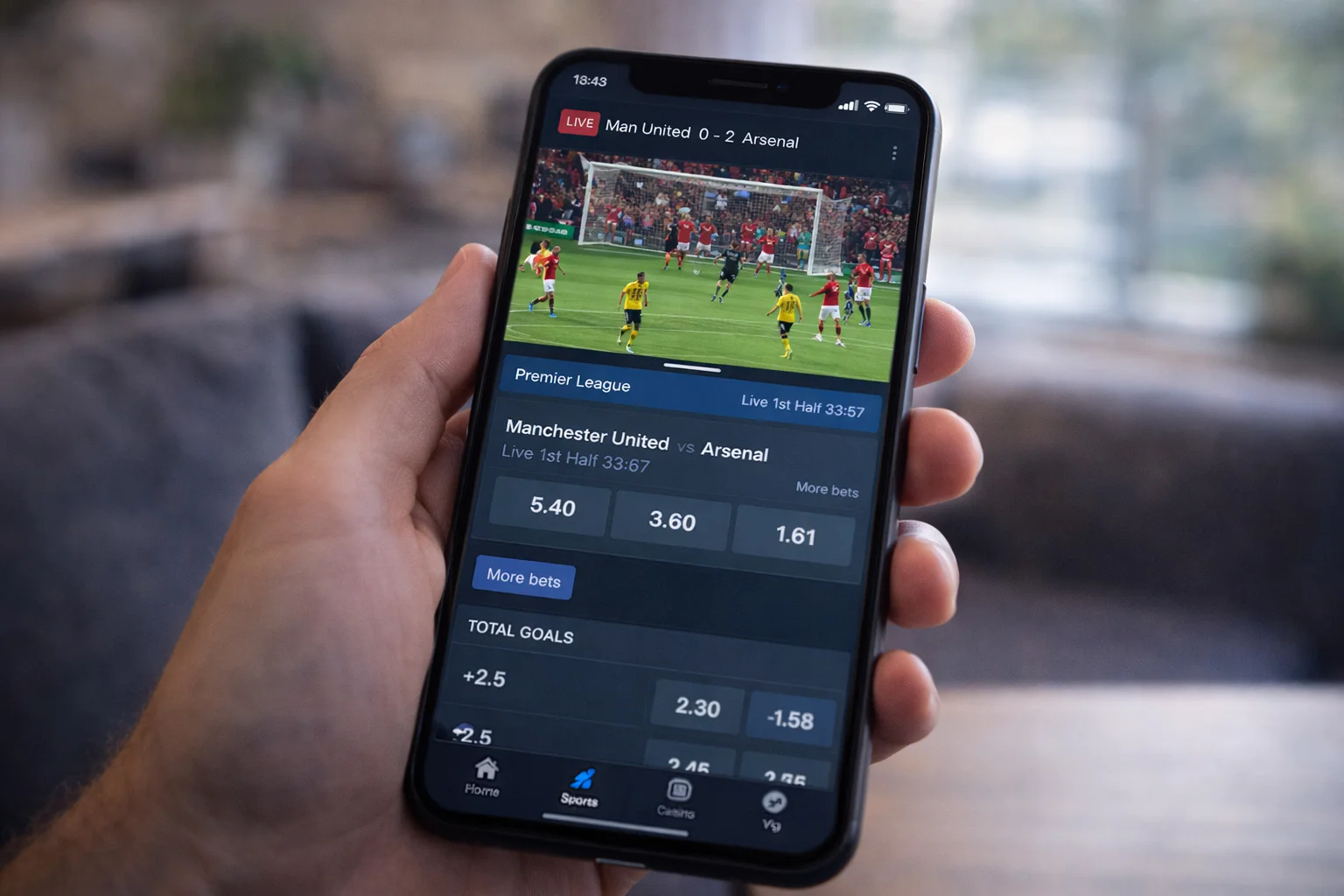 Smartphone zeigt Live-Fußballübertragung neben Wettquoten auf geteiltem Bildschirm